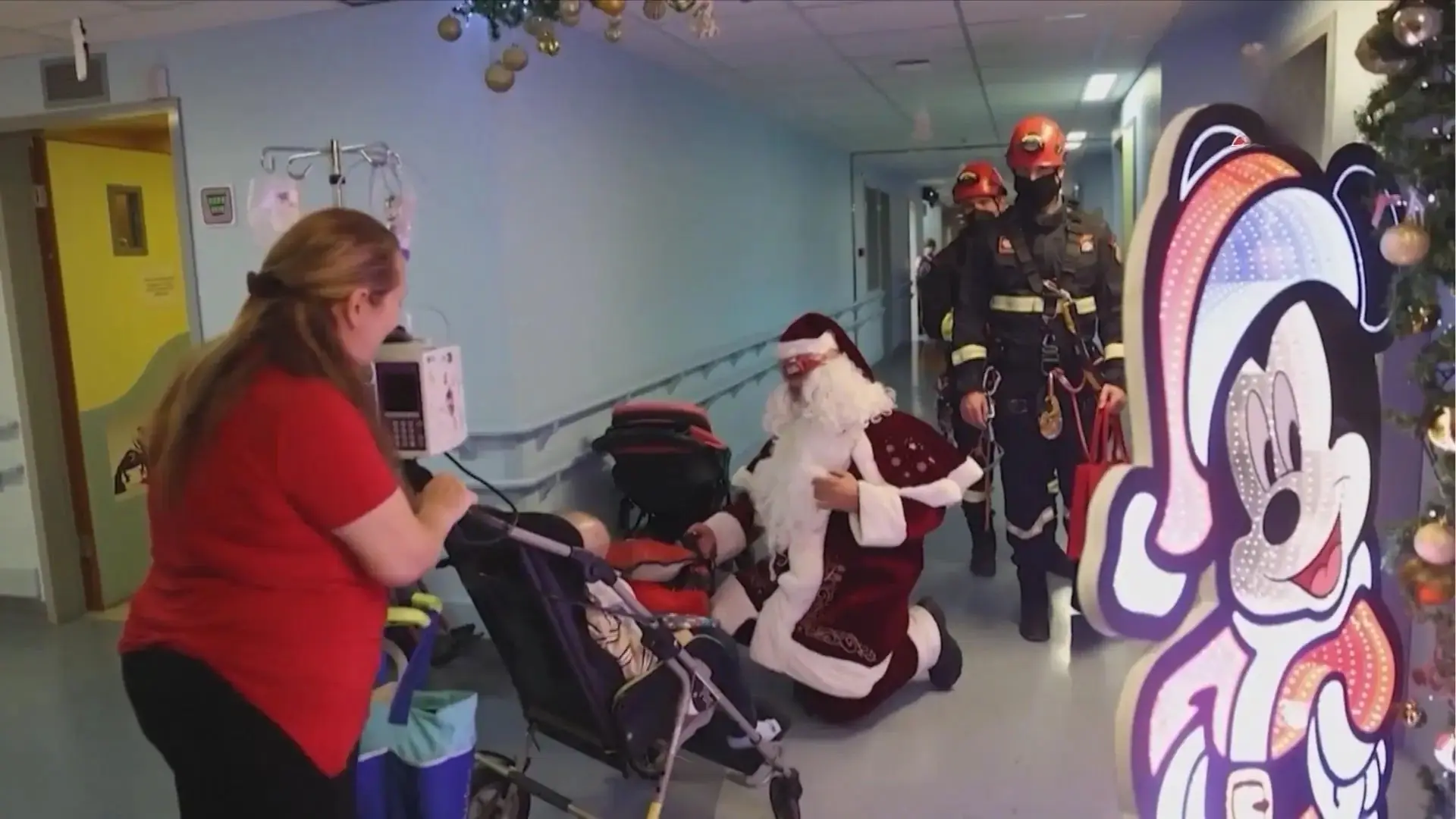 Ông già Noel đu dây tặng quà cho bệnh nhi ung thư